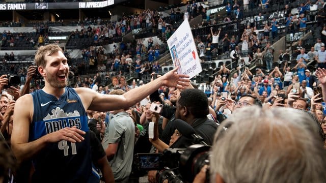Dirk Nowitzki verabschiedet sich von den Mavericks-Fans.