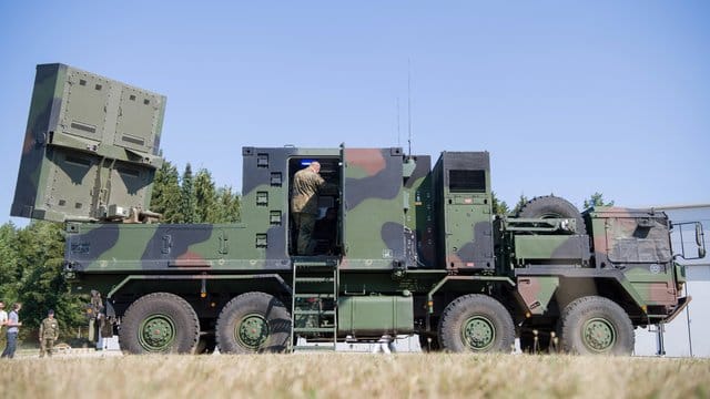 Ein Artillerieortungsradar COBRA (Counter Battery Radar) steht in der Alb-Kaserne. Ein Artillerieortungsradar COBRA (Counter Battery Radar) steht in der Alb-Kaserne.