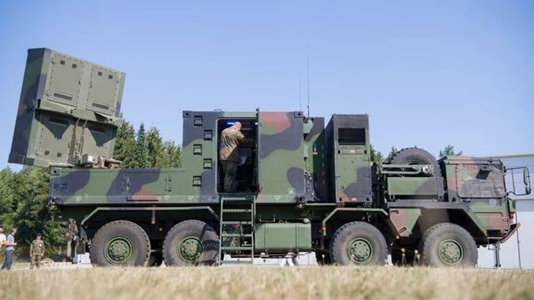 Ein Artillerieortungsradar COBRA (Counter Battery Radar) steht in der Alb-Kaserne.