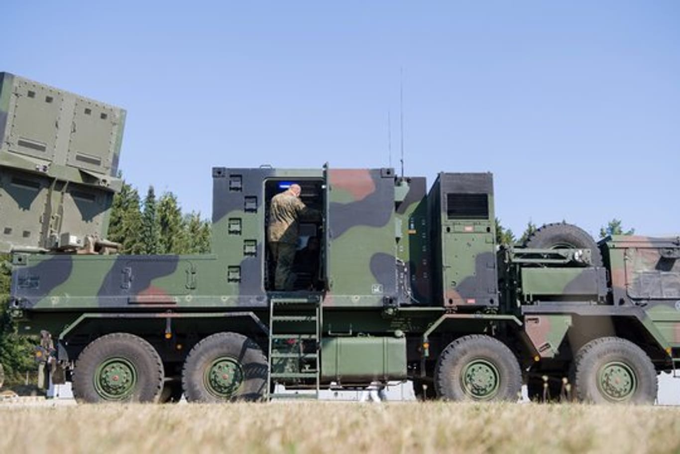 Ein Artillerieortungsradar COBRA (Counter Battery Radar) steht in der Alb-Kaserne.