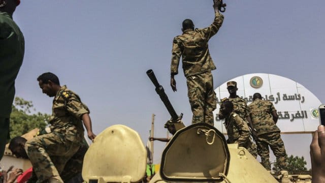 Eine vom Militär geführte Übergangsregierung soll innerhalb von zwei Jahren den Weg für Wahlen im Sudan bereiten. Eine vom Militär geführte Übergangsregierung soll innerhalb von zwei Jahren den Weg für Wahlen im Sudan bereiten.