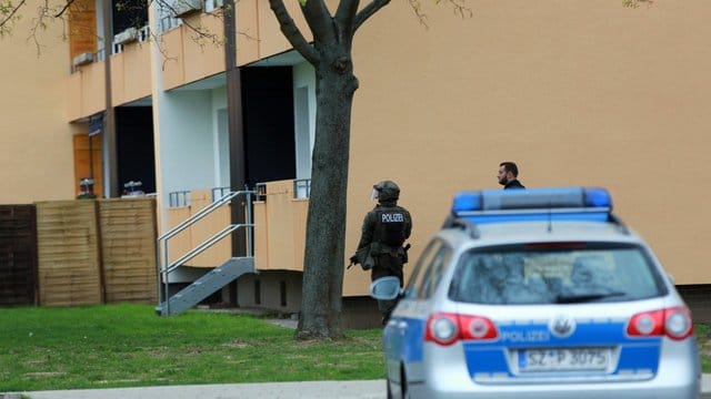 Polizisten sichern das Mehrfamilienhaus im Stadtteil Fredenberg.
