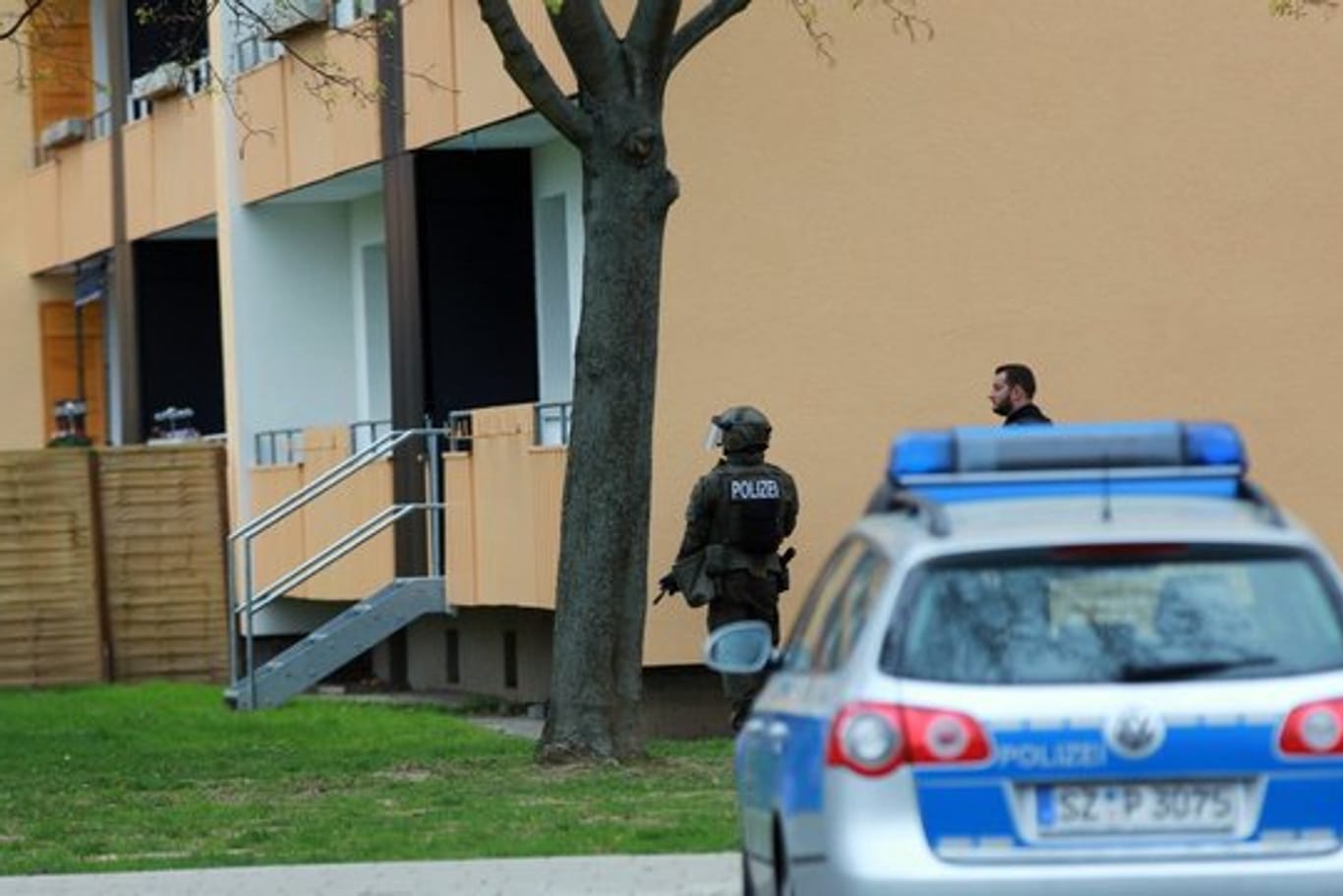 Polizisten sichern das Mehrfamilienhaus im Stadtteil Fredenberg.