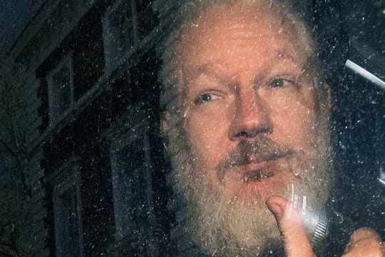 Julian Assange nach seiner Festnahme durch die britische Polizei in London.