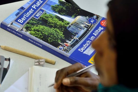 Teilnehmerin an einem Deutschkurs für Flüchtlinge.