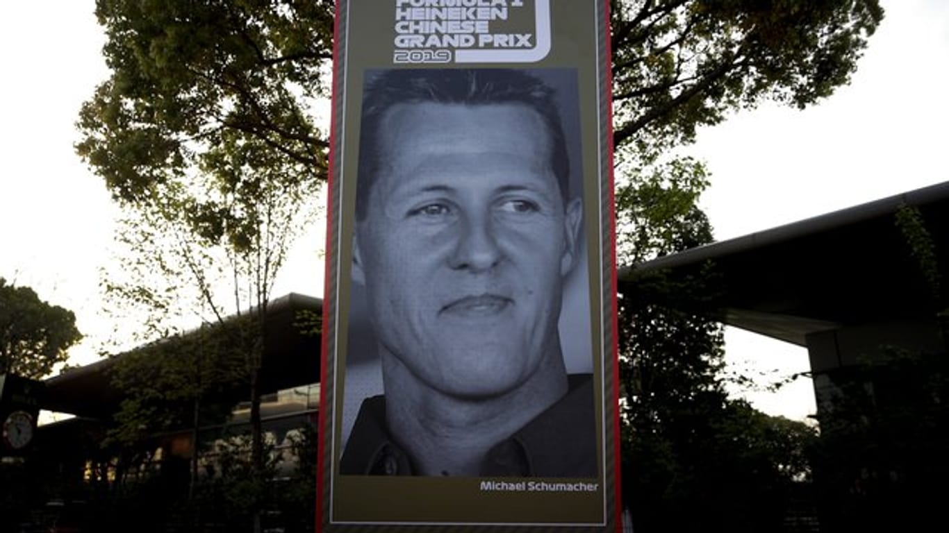 Im Fahrerlager in Shanghai gibt es unter anderem Aufsteller mit Bildern von Formel-1-Ikonen wie Michael Schumacher.