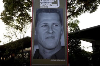 Im Fahrerlager in Shanghai gibt es unter anderem Aufsteller mit Bildern von Formel-1-Ikonen wie Michael Schumacher.
