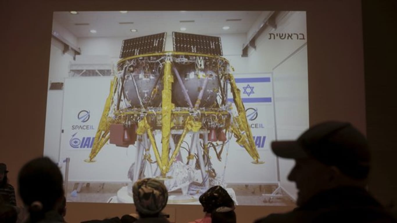In Netanja verfolgen Zuschauer die Live-Übertragung der geplanten Mondlandung.