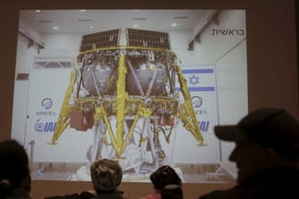 In Netanja verfolgen Zuschauer die Live-Übertragung der geplanten Mondlandung.