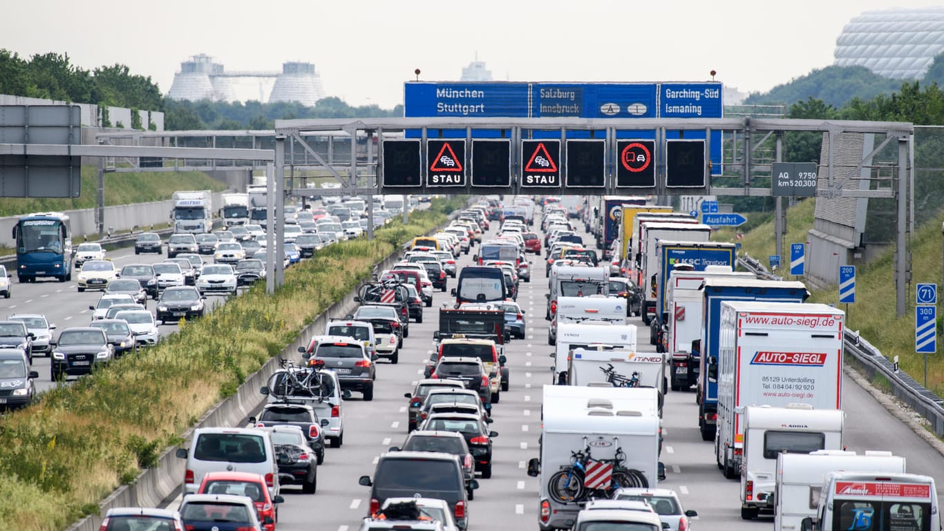 Zähfließender Verkehr: Osterurlauber sorgen für langsame Blechkolonnen und Staus auf den Autobahnen.