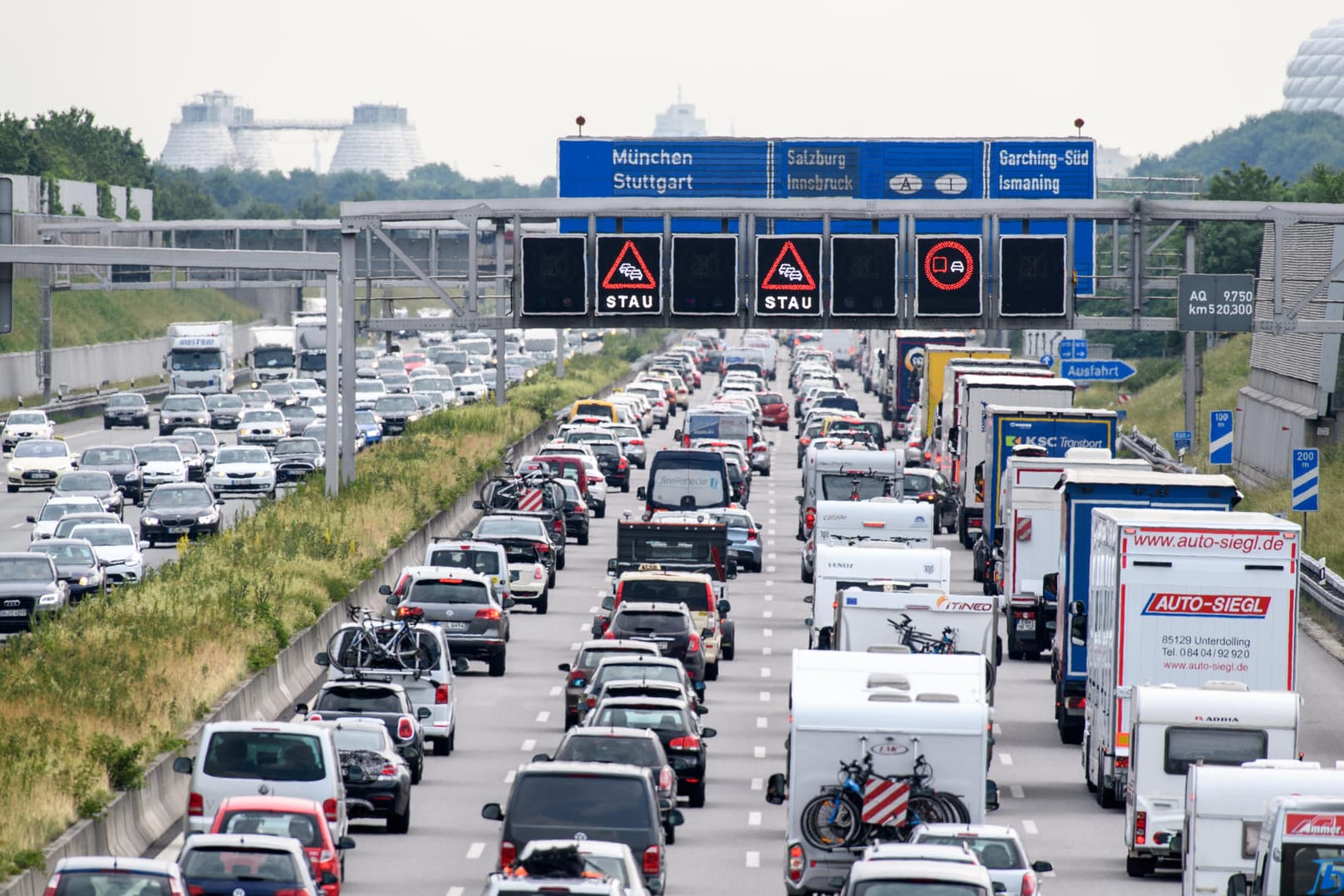 Zähfließender Verkehr: Osterurlauber sorgen für langsame Blechkolonnen und Staus auf den Autobahnen.