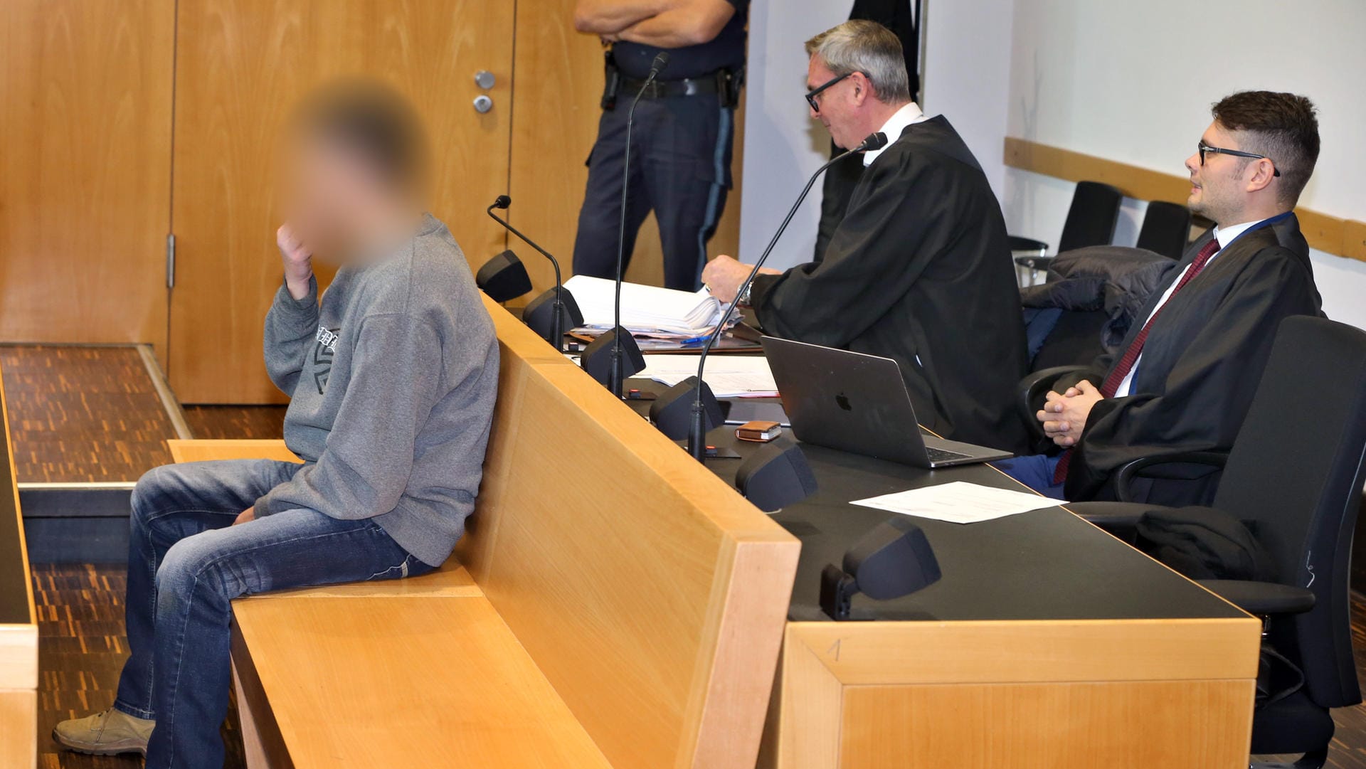 Augsburg: Im Prozess um den Mord an einer Prostituierten erging nun ein Urteil gegen den Angeklagten (l.).