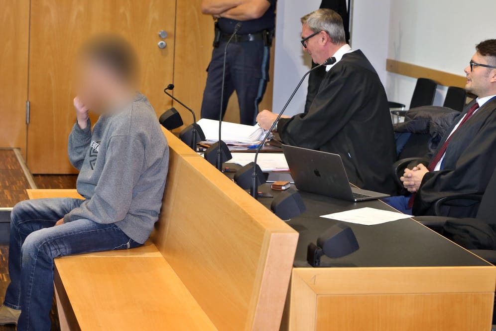 Augsburg: Im Prozess um den Mord an einer Prostituierten erging nun ein Urteil gegen den Angeklagten (l.).
