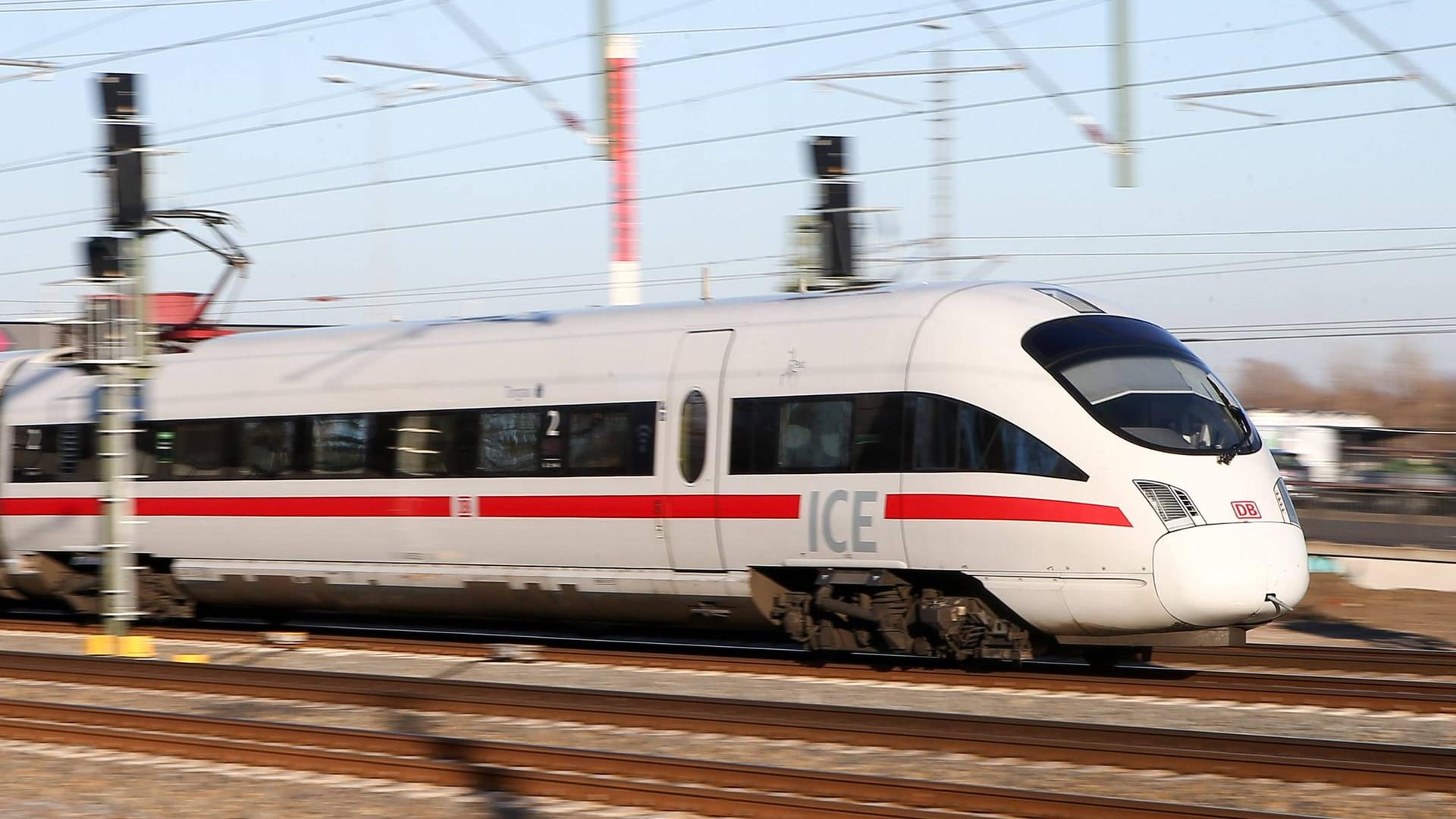 Ein ICE ist unterwegs: Offenbar haben unbekannte Täter einen Zug beschädigt. (Symbolbild)