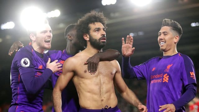 Liverpools Mohamed Salah (M) soll von Chelsea-Fans beleidigt worden sein.