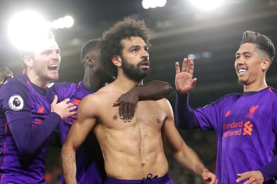 Liverpools Mohamed Salah (M) soll von Chelsea-Fans beleidigt worden sein.