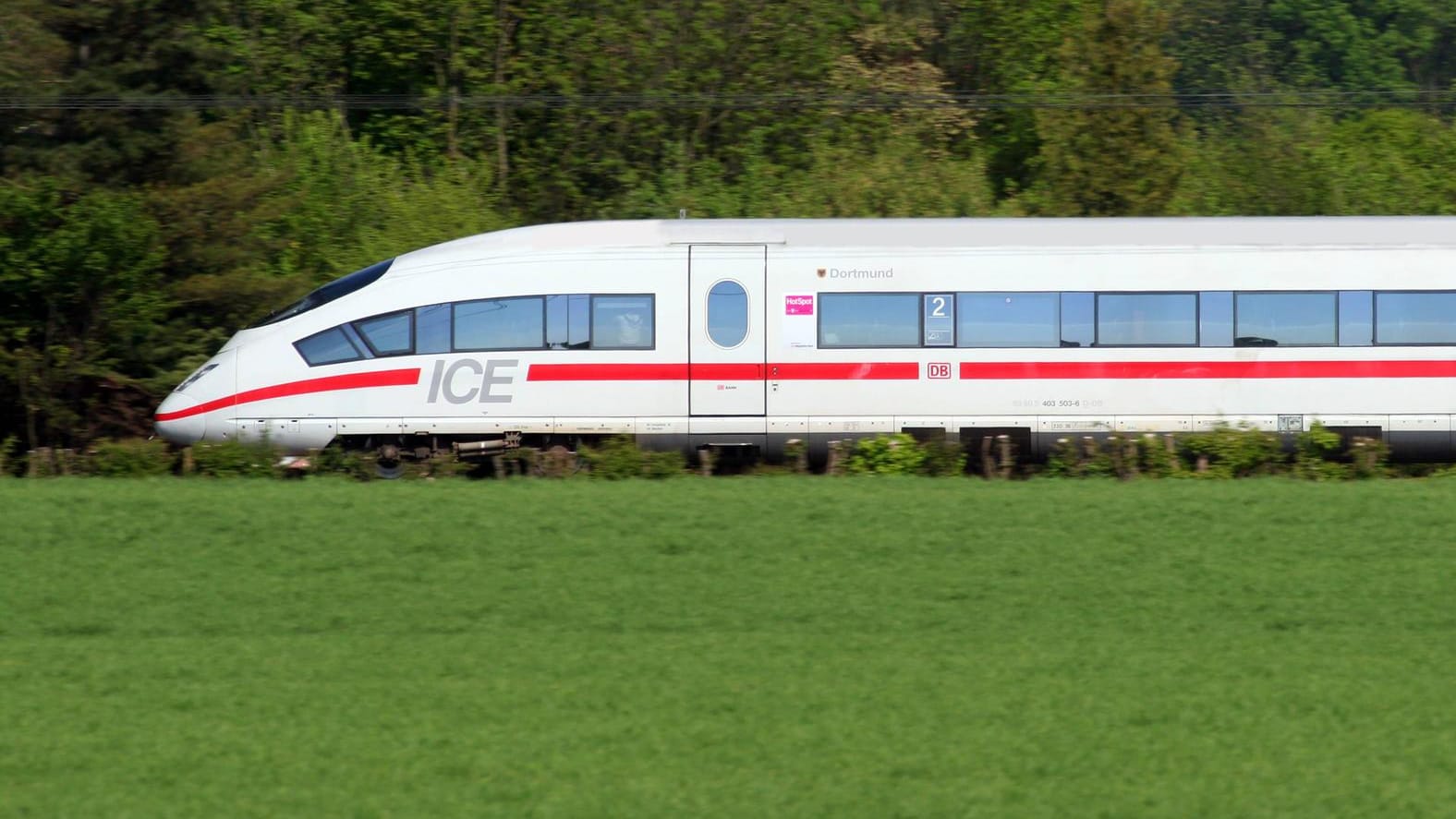 Ein ICE auf den Feldern bei Angermund bei Düsseldorf: Eine Anwohner-Initiative hat in Archiven gegraben – und will die Bahn per Gericht jetzt zu Zugeständnissen zwingen.