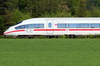 Ein ICE auf den Feldern bei Angermund bei Düsseldorf: Eine Anwohner-Initiative hat in Archiven gegraben – und will die Bahn per Gericht jetzt zu Zugeständnissen zwingen.