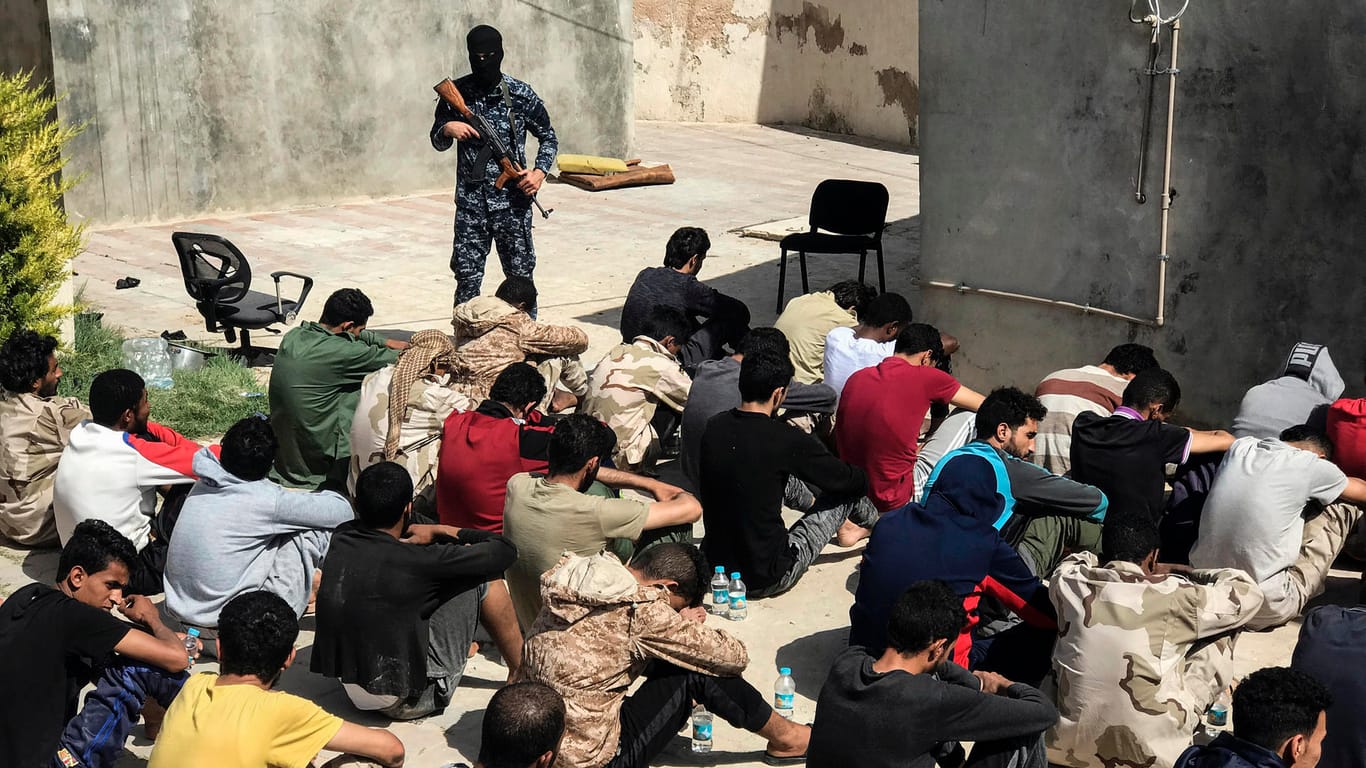 Zähe Gefechte: Kämpfer der Nationalen Armee Libyens (LNA) sitzen in einer Haftanstalt in Zawia.