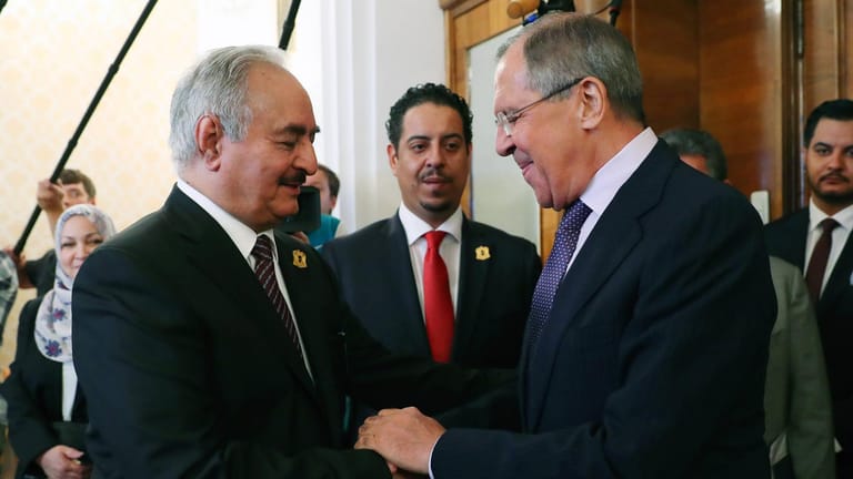 Teilen Interessen in Libyen: Chalifa Haftar (l.) und Russlands Außenminister Sergei Lawrow bei einem Treffen im August 2017.
