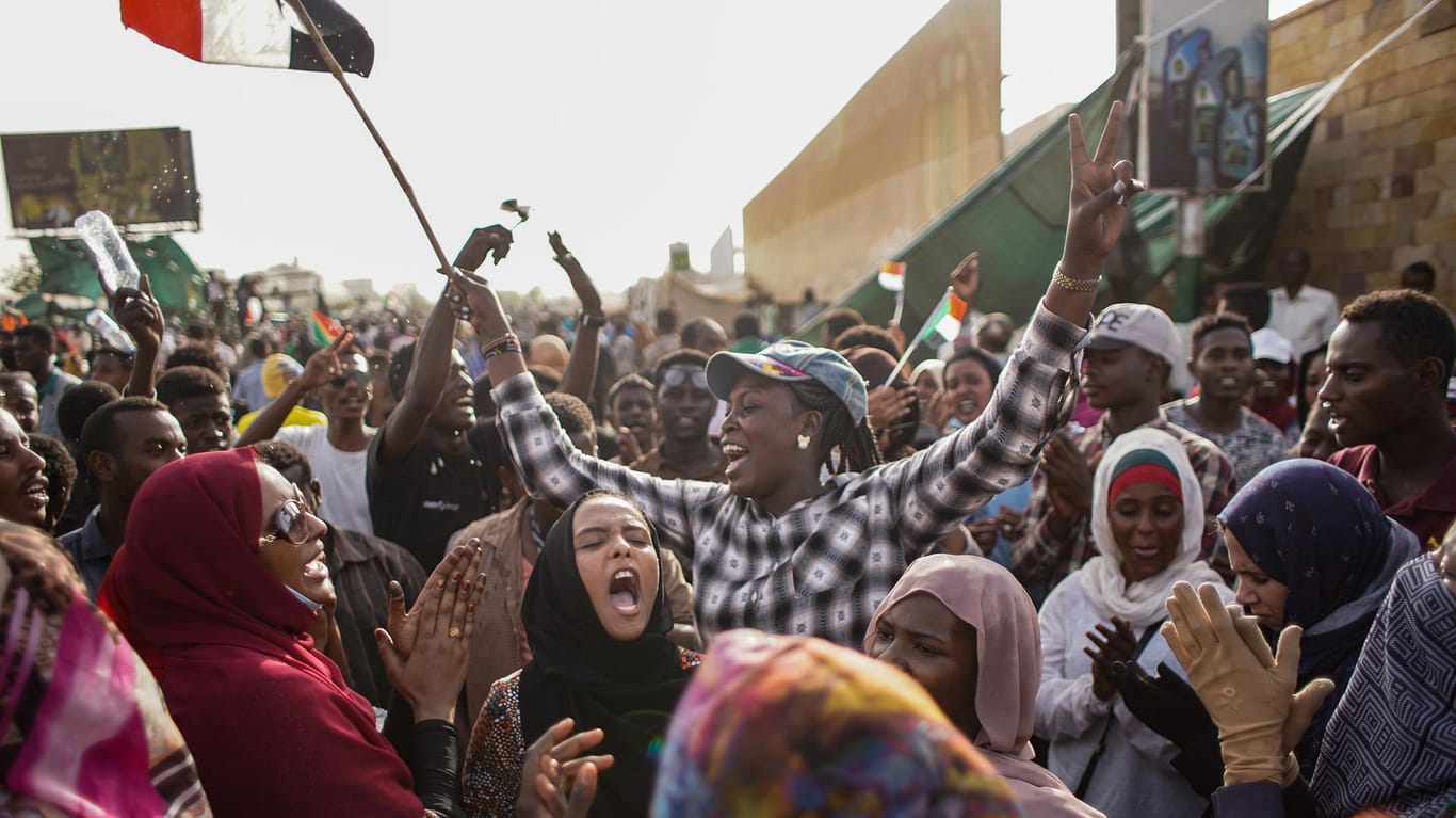 Demonstrationen im Sudan: Das Militär hat das sudanische Staatsoberhaupt gestürzt.