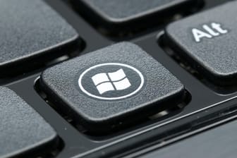 Das Windows-Logo auf einer Tastatur: Sicherheitsupdate für das Betriebssystem verursachen derzeit Computerprobleme.