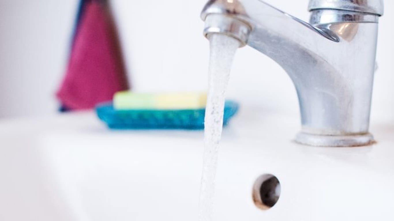 Damit das Wasser sauber bleibt: Mindestens einmal pro Jahr sollte man die Armaturen im Bad entkalken, raten Experten.