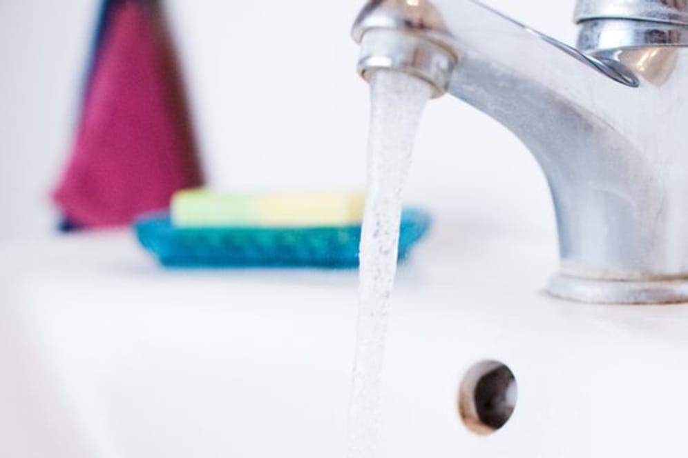 Damit das Wasser sauber bleibt: Mindestens einmal pro Jahr sollte man die Armaturen im Bad entkalken, raten Experten.