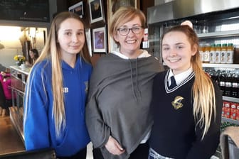 Bronagh McAtasney (Mitte) und Paulina Bork (rechts) mit Schulfreundin Samantha: Für die Teenager ist der Brexit ein großes Thema – alles könnte sich dadurch für sie ändern. Bronagh macht genau das sauer.