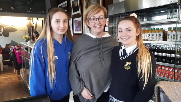 Bronagh McAtasney (Mitte) und Paulina Bork (rechts) mit Schulfreundin Samantha: Für die Teenager ist der Brexit ein großes Thema – alles könnte sich dadurch für sie ändern. Bronagh macht genau das sauer.