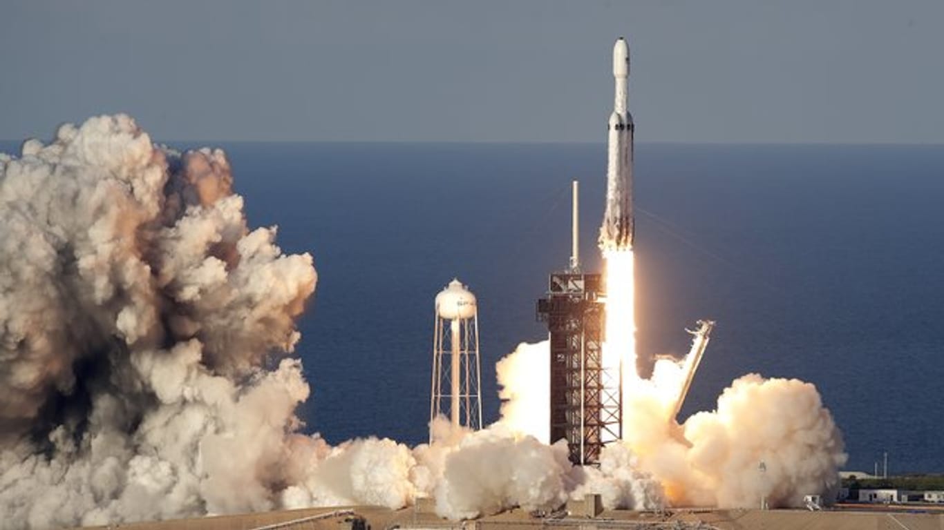 Die Schwerlastrakete "Falcon Heavy" hebt vom Weltraumbahnhof Cape Canaveral in Florida ab.