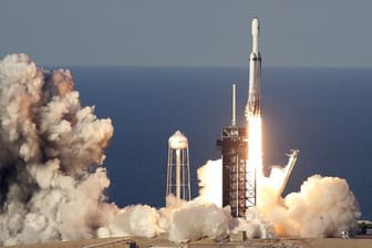 Die Schwerlastrakete "Falcon Heavy" hebt vom Weltraumbahnhof Cape Canaveral in Florida ab.