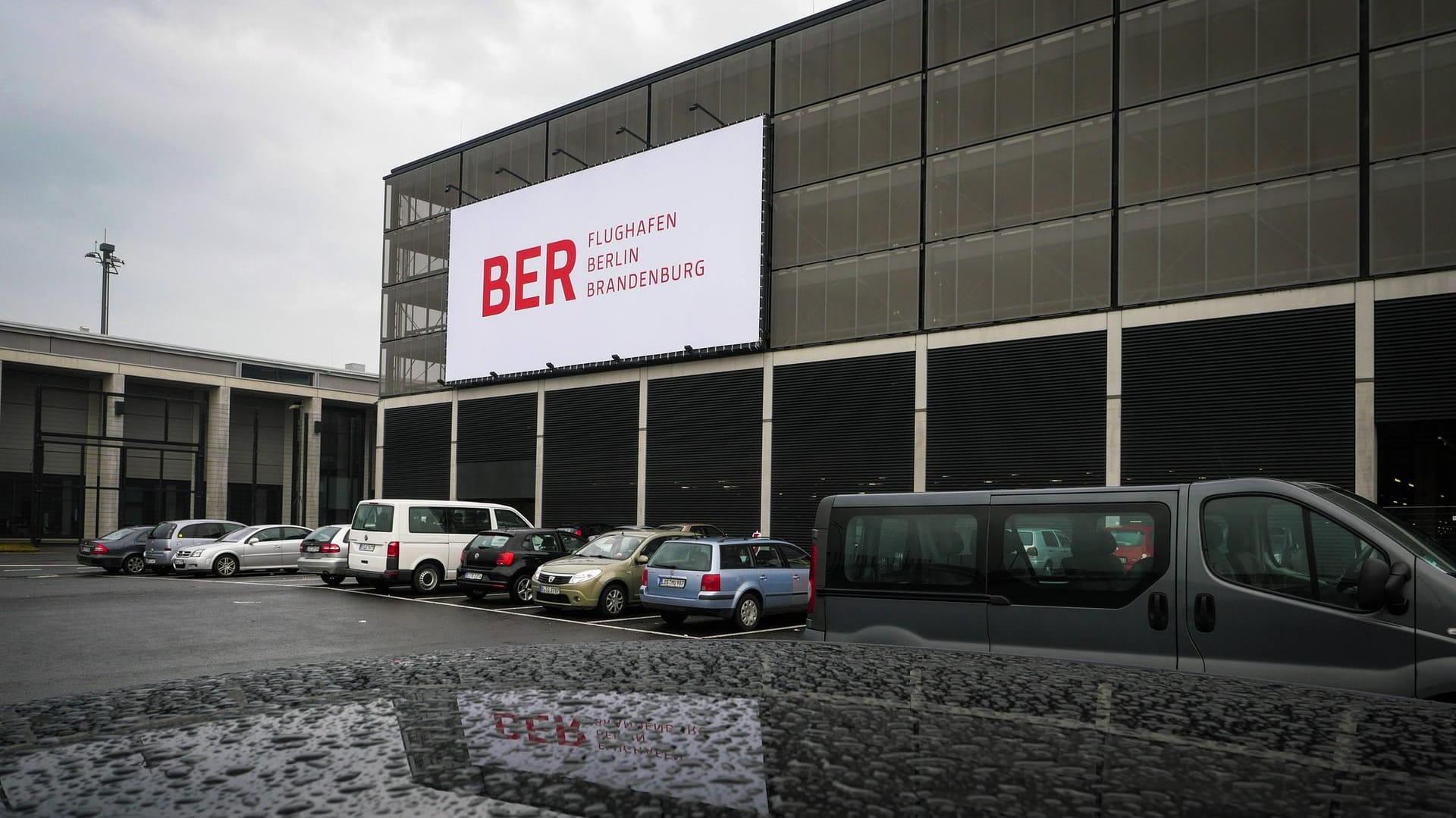 Der TÜV hat beim Flughafen BER erneut zahlreiche Mängel festgestellt.