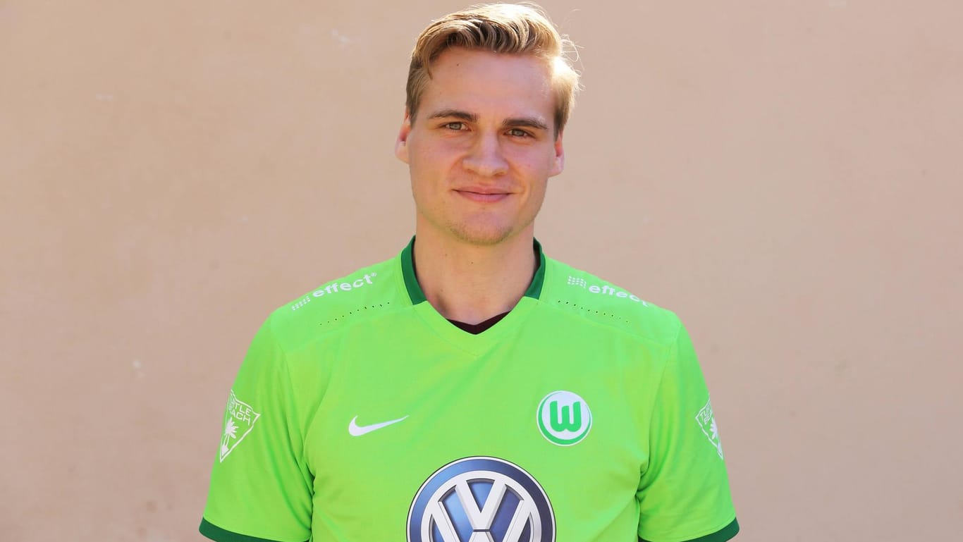 Als eSporter zockt Benedikt Saltzer in der Virtual Bundesliga für den VfL Wolfsburg. Außerdem studiert er Physik und Sport auf Lehramt.