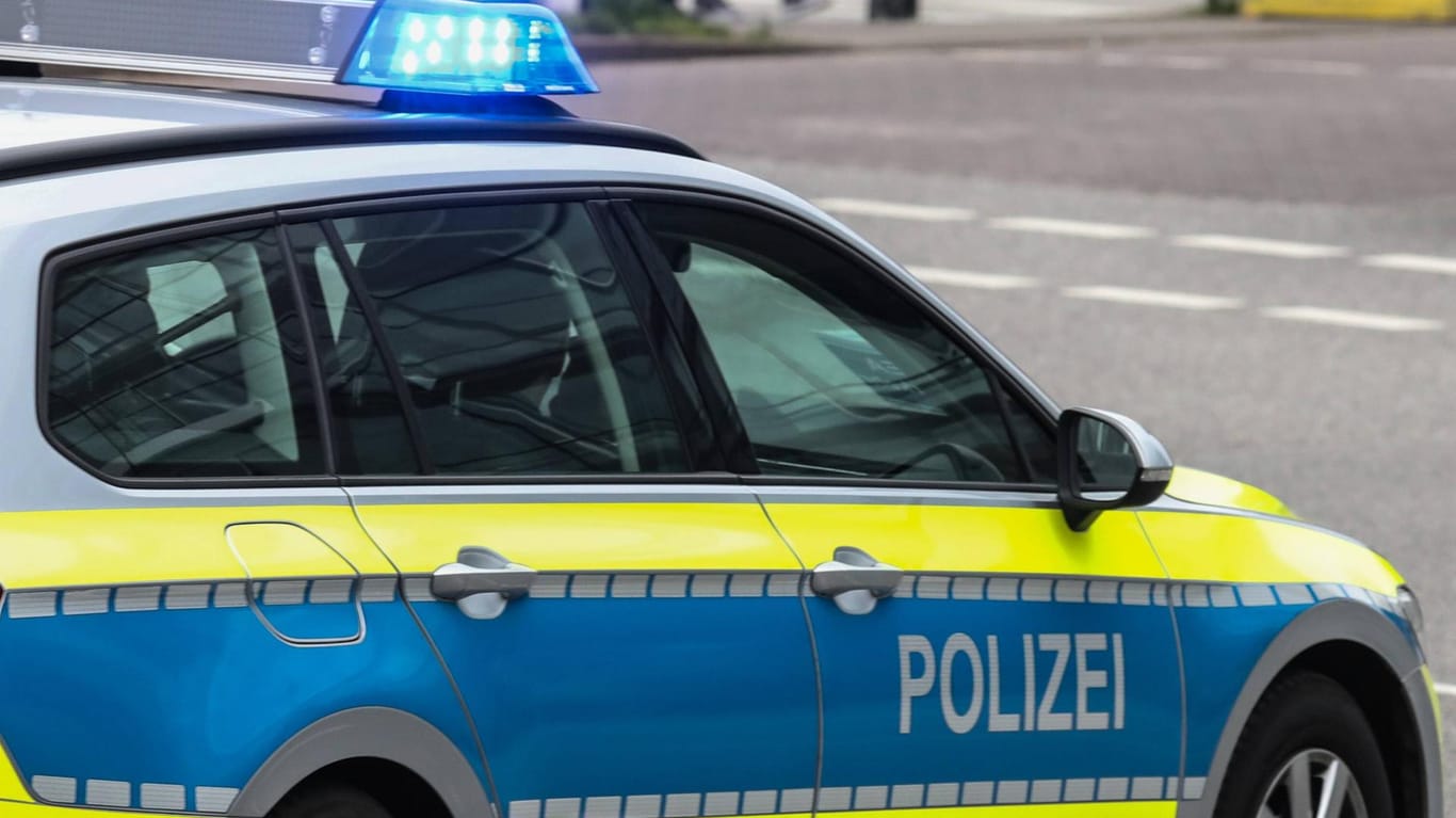 Polizeiwagen im Einsatz: Ein Mann ist nach eine Schlägerei geflüchtet. (Symbolbild)