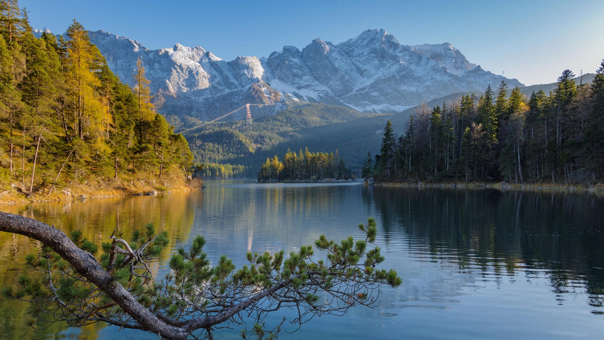 Eibsee: Sieben kleine Inseln reihen sich entlang der Nordseite des Gewässers.