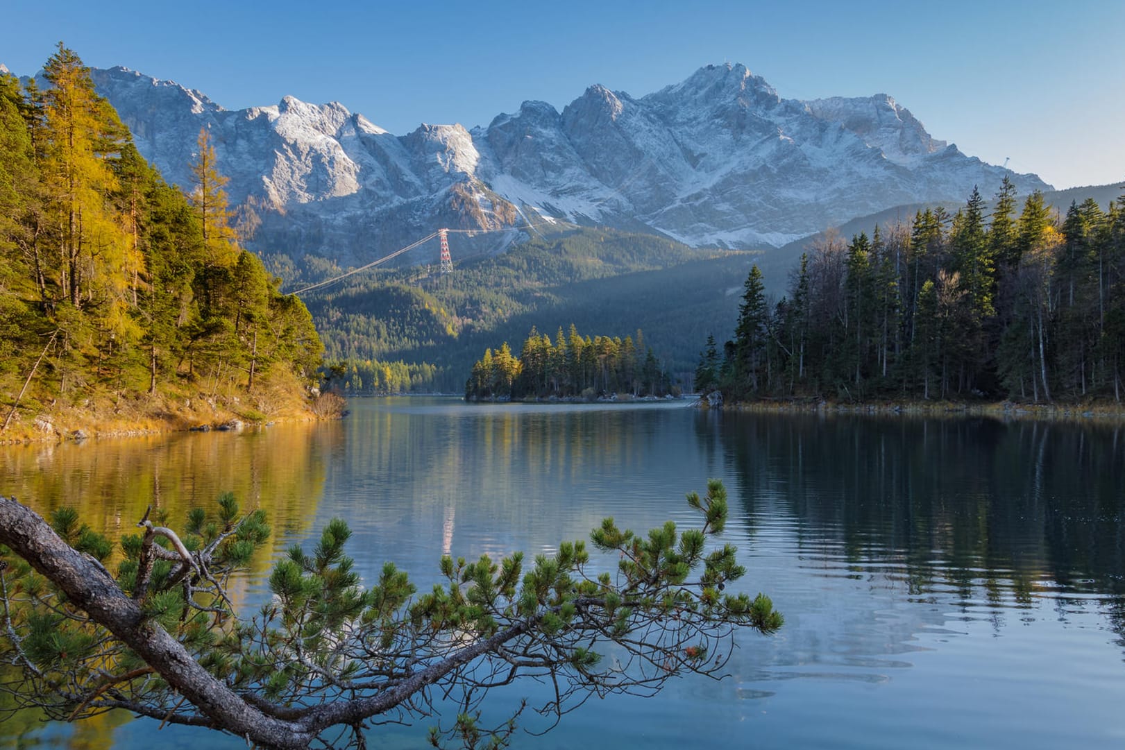 Eibsee: Sieben kleine Inseln reihen sich entlang der Nordseite des Gewässers.