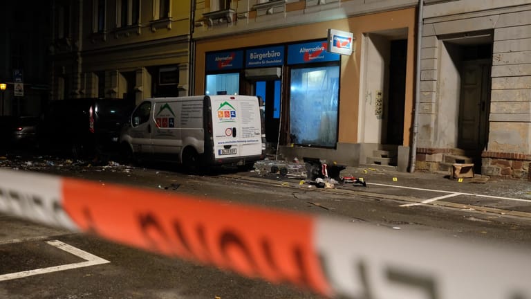 Nach der Explosion vor dem AfD-Büro in Döbeln: Der Schaden liegt etwa bei 16.000 Euro.