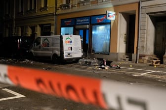 Nach der Explosion vor dem AfD-Büro in Döbeln: Der Schaden liegt etwa bei 16.000 Euro.