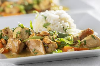 Hühnchen mit Reis: Ein Kunde war allergisch gegen Karotten – aber fand diese in seinem Gericht. (Symbolbild)