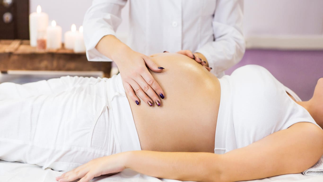Schwangere bei der Massage: Viele Hotels, die sich auf den Babymoon spezialisiert haben, bieten Wellness-Behandlungen an.