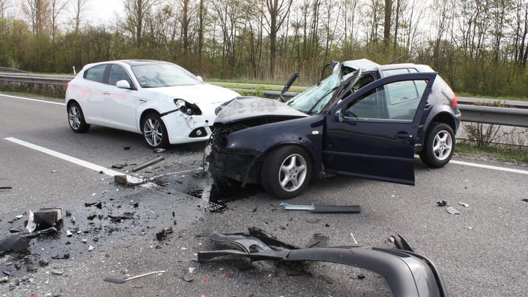 Schwerer Unfall bei Germersheim: Der schwer beschädigte VW Golf und ein weiteres beteiligtes Fahrzeug.