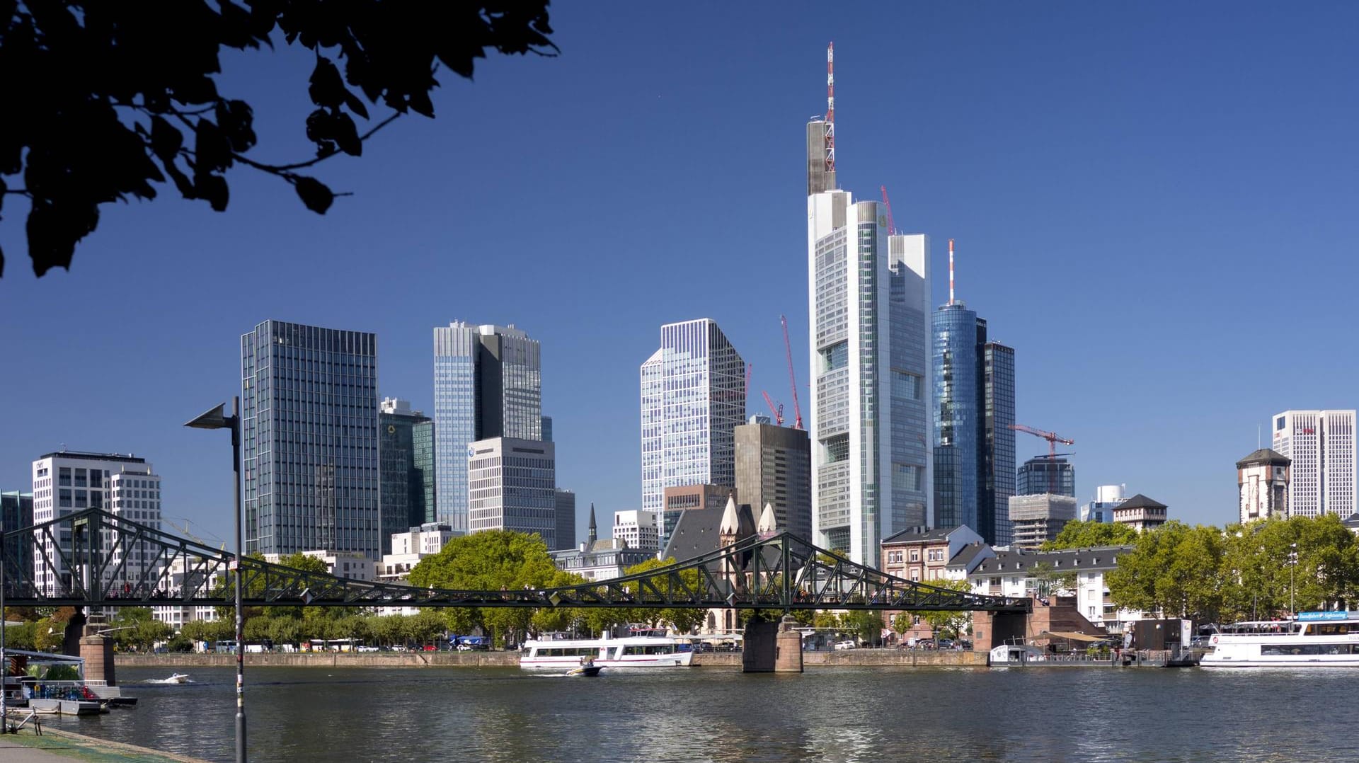 Nördliches Mainufer in Frankfurt: Eine Weltkriegsbombe muss entschärft werden. Nördliches Mainufer in Frankfurt: Eine Weltkriegsbombe muss entschärft werden.