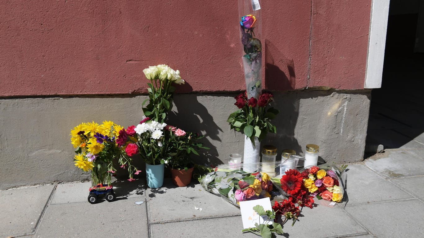 Blumen stehen am Tatort: Die Beamten erkannten offenbar nicht, dass das Opfer lediglich eine Spielzeugwaffe in der Hand hatte.