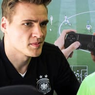 Spieler und Coach: Normalerweise zockt Benedikt Saltzer als "SaLz0r" in der Virtual Bundesliga für den VfL Wolfsburg. Während des eNations Cup arbeitet er aber auch als Bundestrainer.