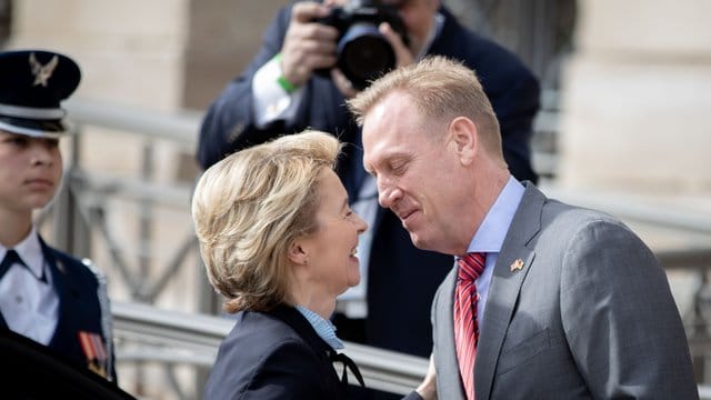 Verteidigungsministerin Ursula von der Leyen wird von Patrick Shanahan, geschäftsführender Verteidigungsminister der USA, im Pentagon empfangen. Verteidigungsministerin Ursula von der Leyen wird von Patrick Shanahan, geschäftsführender Verteidigungsminister der USA, im Pentagon empfangen.