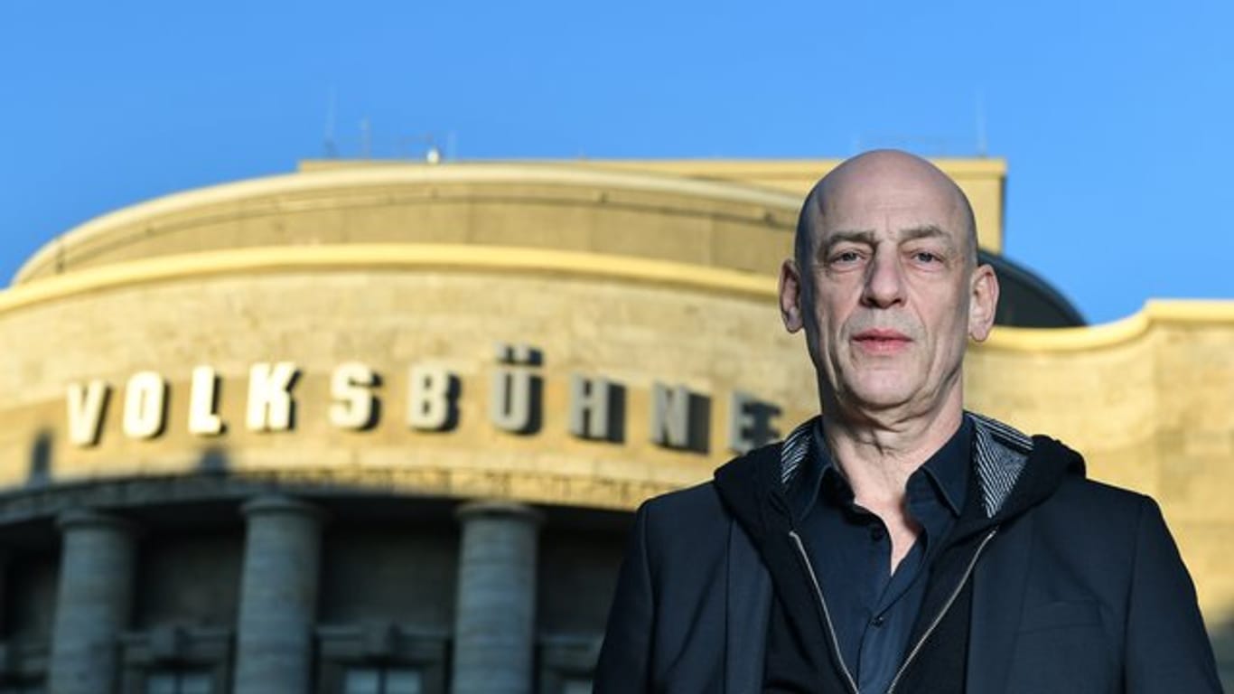 Klaus Dörr, Intendant der Volksbühne Berlin, steht vor dem Gebäude am Rosa-Luxemburg-Platz.