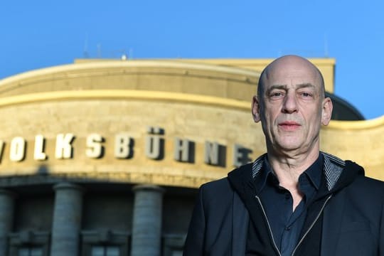 Klaus Dörr, Intendant der Volksbühne Berlin, steht vor dem Gebäude am Rosa-Luxemburg-Platz.