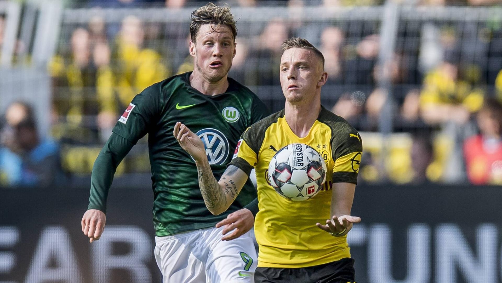 Marius Wolf (r.), hier im Duell mit Wolfsburg Wout Weghorst, muss monatelang ohne Führerschein auskommen.