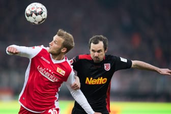 Unions Sebastian Andersson behauptet den Ball gegen Regensburgs Sebastian Nachreiner.